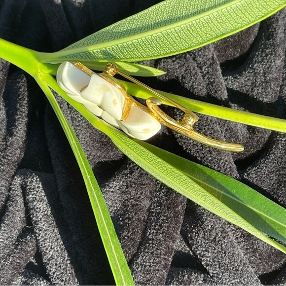 VINTAGE Signature Monet White/GoldTone Flower & Stems Brooch Pin - Picture 6 of 8